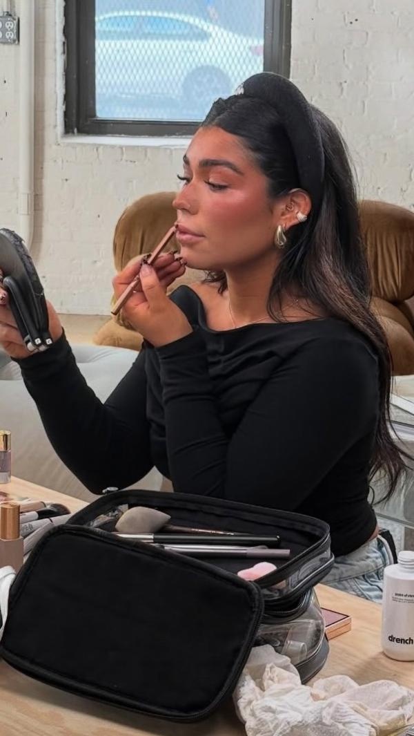 Gabby partnered with @onesize to add the perfect bronzey glow under her makeup ✨ the ultimate base for that sun-kissed finish, even in the middle of winter 🤎