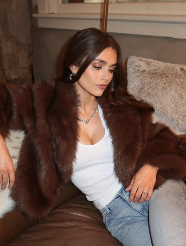 Isabela partnered with @yellowrosebykendrascott to complete her night-out look with the best statement pieces 🤎 The kind of jewelry that pulls everything toget